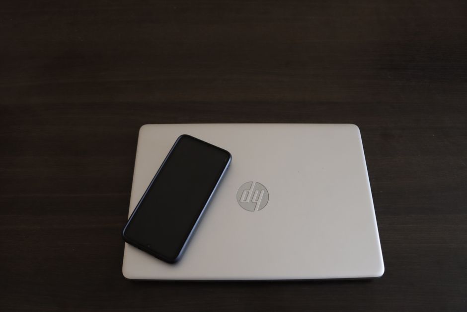 Ordinateur portable illustrant les outils IA
