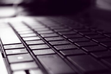 Clavier d’ordinateur illustrant la configuration de Claude Skills