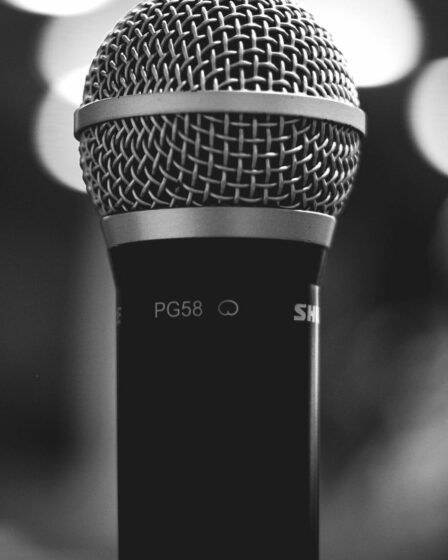 Microphone de studio pour illustrer la génération vocale IA avec ElevenLabs
