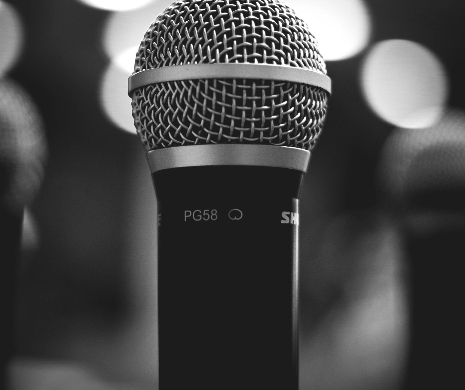 Microphone de studio pour illustrer la génération vocale IA avec ElevenLabs