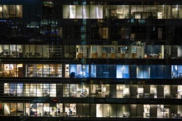 Bureaux éclairés la nuit, illustration pour une analyse des dispositifs médicaux IA de la FDA