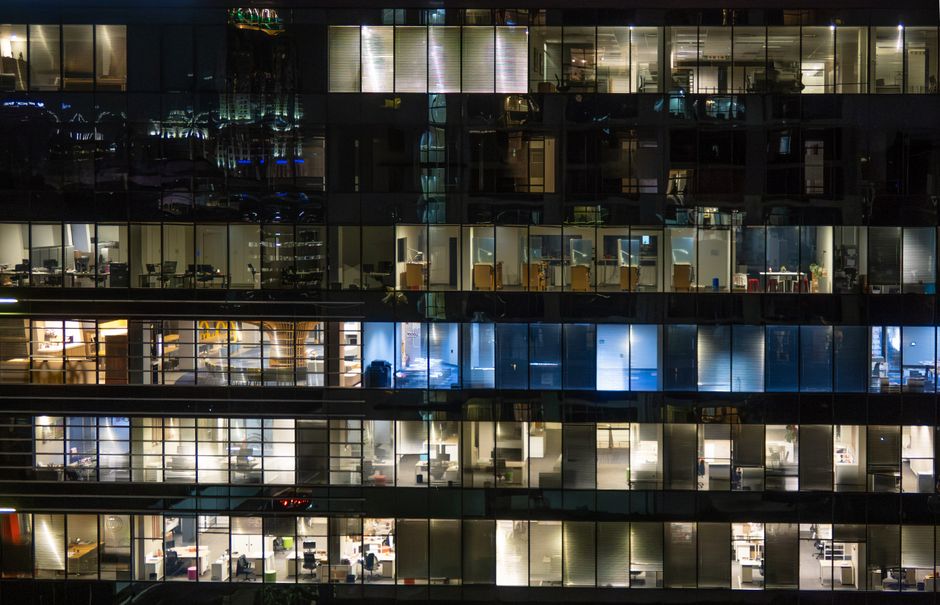 Bureaux éclairés la nuit, illustration pour une analyse des dispositifs médicaux IA de la FDA
