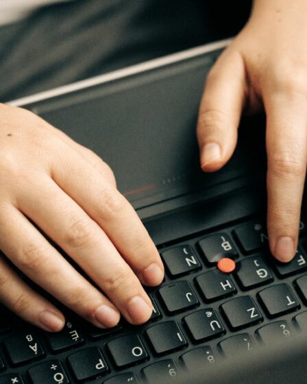 Clavier d’ordinateur utilisé pour illustrer les agents de code IA