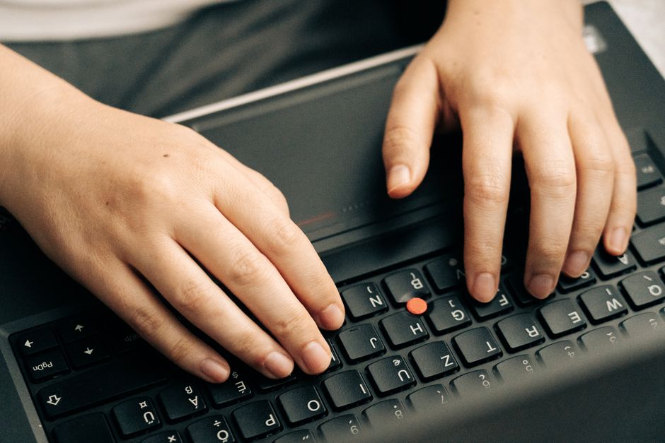 Clavier d’ordinateur utilisé pour illustrer les agents de code IA